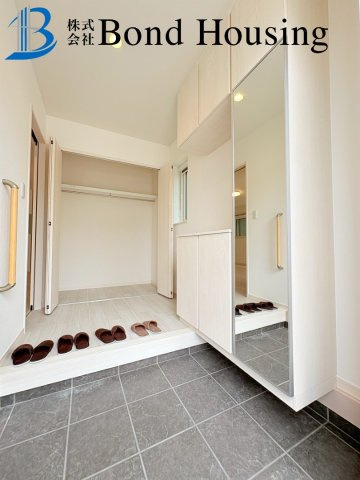 家事導線良好の築浅良質戸建　有瀬　築６年の玄関