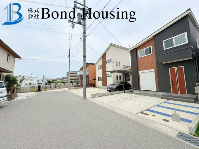 家事導線良好の築浅良質戸建　有瀬　築６年の前面道路含む現地写真