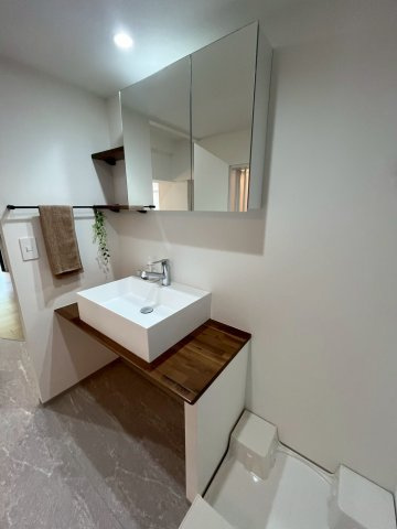 和泉市鶴山台3丁フルリノベーション済みマンションの独立洗面台