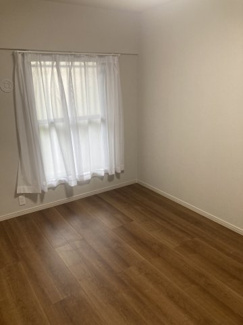 【洋室】 | コスモ北戸田 | 約5.2帖洋室
アウトフレームでクローゼットも設けているので無駄なスペースができにくく、効率的な間取りになっています。