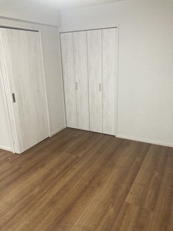 【洋室】 | コスモ北戸田 | 約6.0帖洋室
お部屋の中では一番広いので夫婦の寝室などにお使いいただけます。
また、リビングとの戸を開けていれば約16帖の広々空間と利用でき開放感もあります。