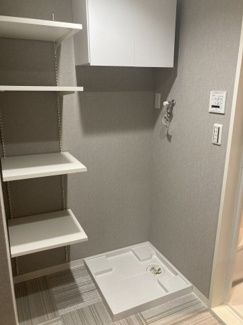 【ランドリースペース】 | コスモ北戸田 | 洗剤やタオル・ハンガーなどの洗濯用品をまとめて収納できるため、すっきり片付いた空間を保てます。