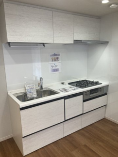 【キッチン】 | コスモ北戸田 | 壁付けキッチンなので部屋が広く使えたり、作業に集中しやすかったりします。調理中の汚れやニオイが広がりにくいのも特徴です。