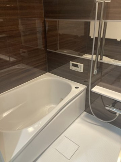 【浴室】 | コスモ北戸田 | 浴室換気乾燥機付・追炊機能付きになっております。
モデルルームのような高級感のある雰囲気があります。