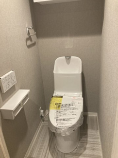 【トイレ】 | コスモ北戸田 | 清潔感があるトイレ。
アクセントクロスになっているのでデザイン性が生まれ、おしゃれな落ち着きのある空間になっています。