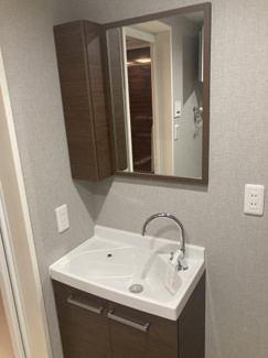 【独立洗面台】 | コスモ北戸田 | ホテルにあるような独立洗面台になります。
収納スペースも豊富でファミリー世帯にも対応してます。