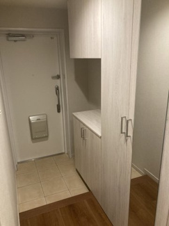 【玄関】 | コスモ北戸田 | 収納力豊富なシューズボックス、外出目の身だしなみをチェックできる鏡。
白を基調とした清潔感のある空間となっています。