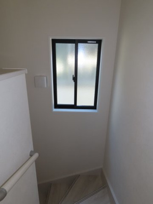 【その他】 | 坂戸市千代田新築戸建 | 陽のたくさん入る窓のある階段