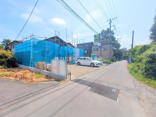 伊奈町小針新宿　新築平屋戸建　グラファーレ01の前面道路含む現地写真