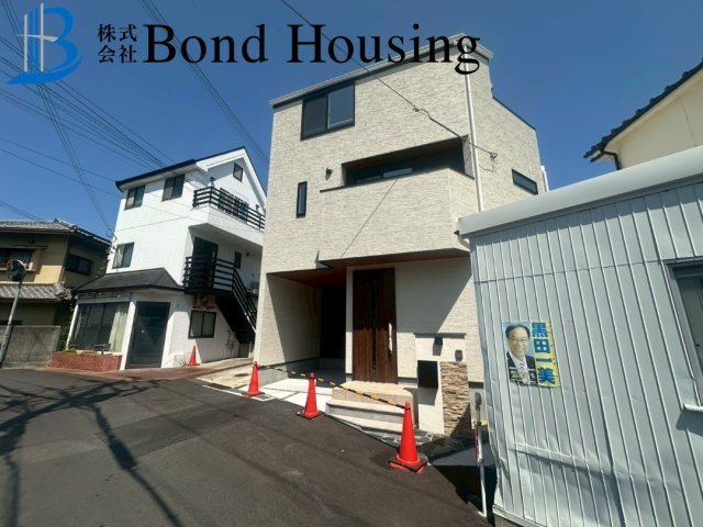 耐震基準3等級相当　山手6丁目　新築戸建ての前面道路含む現地写真