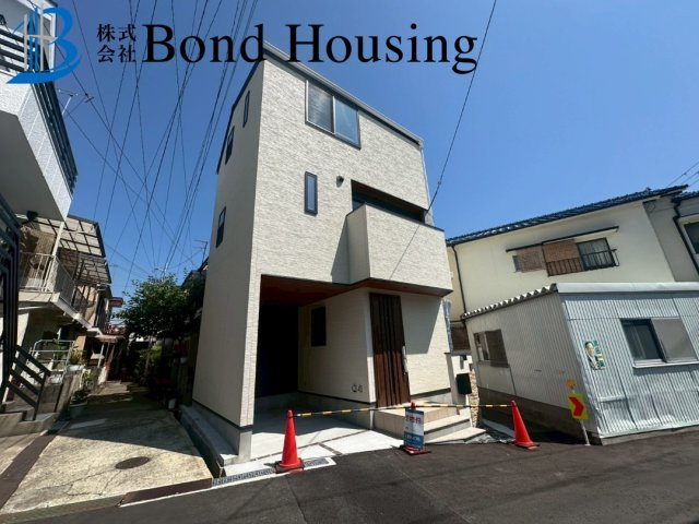 耐震基準3等級相当　山手6丁目　新築戸建ての前面道路含む現地写真