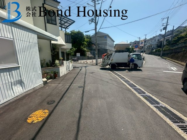 耐震基準3等級相当　山手6丁目　新築戸建ての前面道路含む現地写真