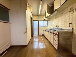 【居間・リビング】 | 右京区太秦堀池町 | キッチン横に窓があり、採光も換気も◎
リフォームをお楽しみいただけます♪