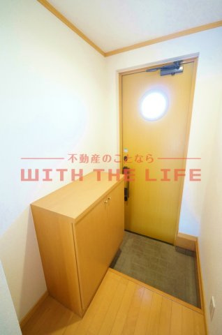 ティファニー【キャッシュバック対象物件】の玄関|明るい玄関です