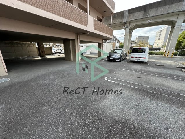 ネオクオーツ幸弐番館の駐車場