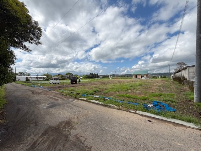 都城市山田町山田の売地の前面道路含む現地写真
