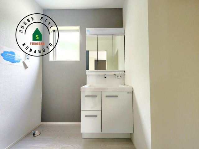 菊池郡大津町大字室第12-2棟（11号棟）　の独立洗面台|毎日使うものだから清潔な空間を保ちたい水回り。洗面にはそんな願いを解消させてくれる収納アイデアが満載です。三面鏡の裏側にはキャビネットが現れ小物から背の高い物まで収納できます。