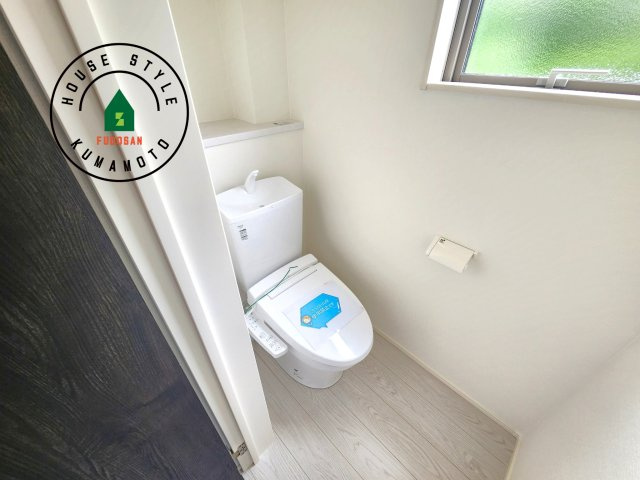 菊池郡大津町大字室第12-2棟（11号棟）　のトイレ|温水洗浄便座を完備しております。2ヶ所にトイレがあるのは朝の慌ただしい時間も安心です。