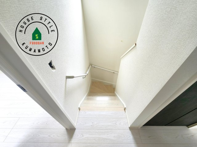 菊池郡大津町大字室第12-2棟（11号棟）　の内装|＜手すり付階段＞手すりがないと階段の昇り降りで危険なことはもちろん、壁に手をつきながら歩くことで壁紙が汚れやすくなります。すべての方に快適に昇り降りしていただくため、手すりを設置しました。