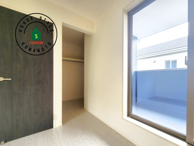 菊池郡大津町大字室第12-2棟（11号棟）　の収納|洋服や大きな荷物が多い方や人数の多いご家族などは、一般的なクローゼットよりもウォークインクローゼットのほうが使い勝手が良いです。