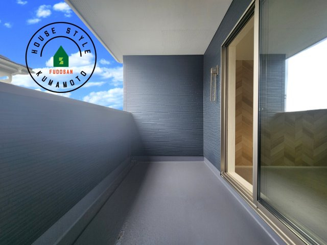 菊池郡大津町大字室第12-2棟（11号棟）　のバルコニー|風をしっかりと感じられるバルコニーでは、毎日が洗濯日和です。広々としているので洗濯も楽しくなるでしょうし、気分転換にバルコニーからの眺めを楽しむのもいいでしょう。