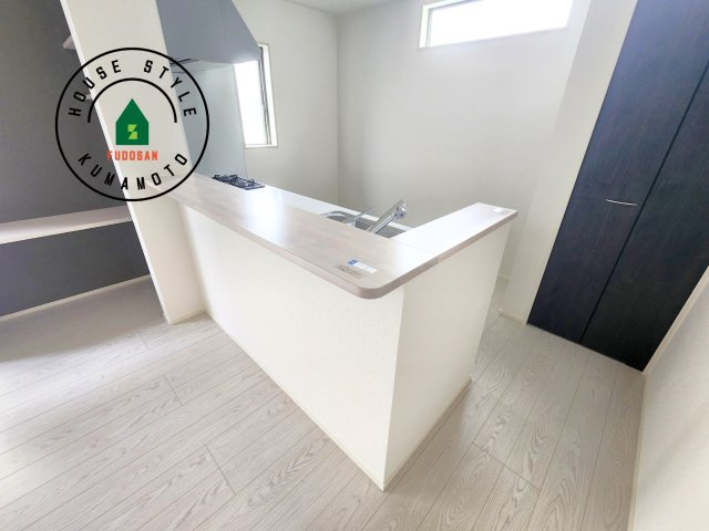 菊池郡大津町大字室第12-2棟（11号棟）　のダイニング|キッチンから立ち込める香りが今日の料理を期待させます。