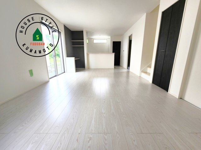 菊池郡大津町大字室第12-2棟（11号棟）　の居間・リビング|キッチンからリビングをしっかり確認できます。家族の笑顔があふれる空間になりそうですね。