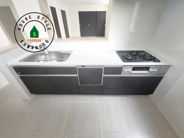 菊池郡大津町大字室第12-2棟（11号棟）　のキッチン|ご家族を近くに感じられる対面キッチンのLDK。会話もはずみそうですね。