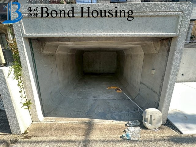 幹太くんなど設備充実　ママに喜ばれるお家　垂水区朝谷町の駐車場