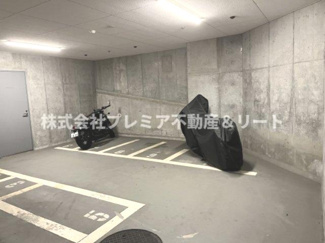 【駐車場】 | 地下にバイク置き場があります。