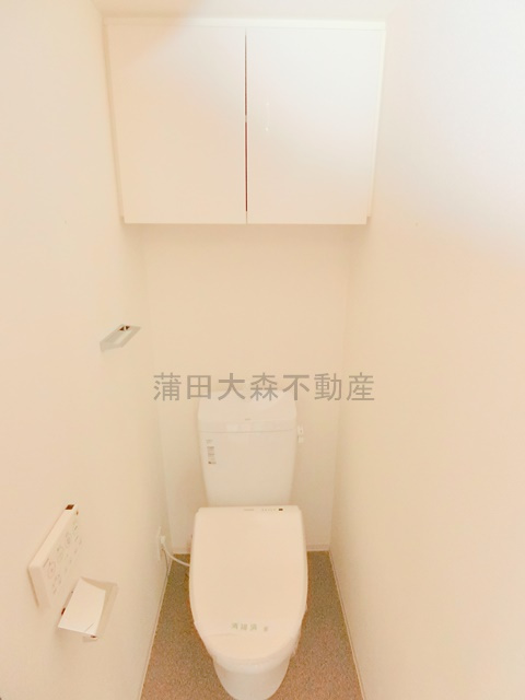 スカイコート品川パークサイドⅡのトイレ|吊戸棚と温水洗浄便座付きのトイレ