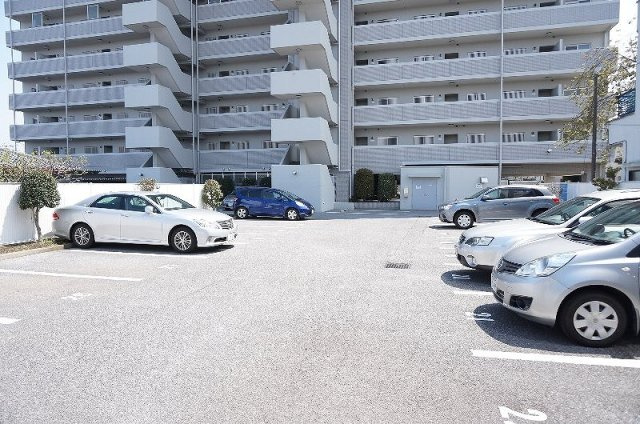 グランドハイツ城山の駐車場