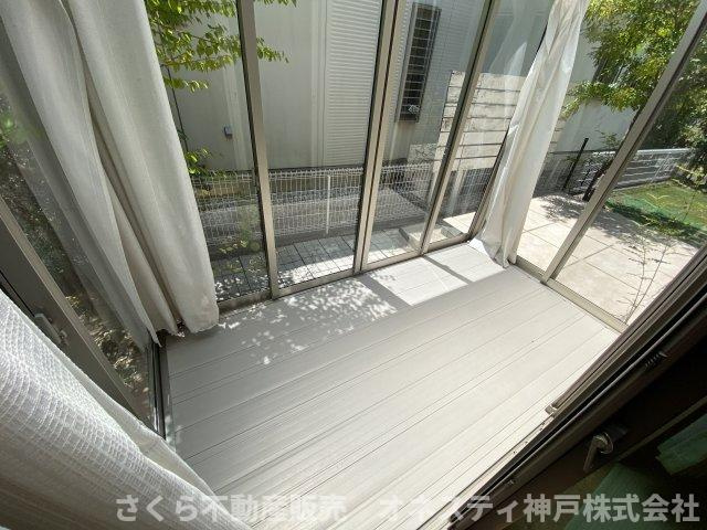 神戸市西区井吹台東町５丁目戸建のその他|サンルームスペースです。屋内ながらも自然光を浴びてほっとくつろげるリラックス空間です。