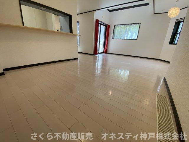 神戸市西区井吹台東町５丁目戸建の居間・リビング|LDK21.3帖。上部吹抜けで明るく開放的な空間です！