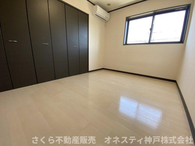 神戸市西区井吹台東町５丁目戸建の洋室|北側、洋室約6.0帖。豊富な収納スペースがあるお部屋です！