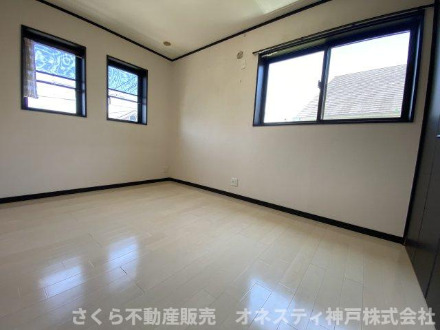 神戸市西区井吹台東町５丁目戸建の洋室|南側、洋室約6.0帖。明るいお部屋です！