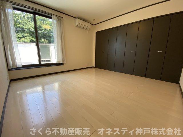 神戸市西区井吹台東町５丁目戸建の洋室|洋室約8.0帖。大型クローゼット付きで収納に困りません！