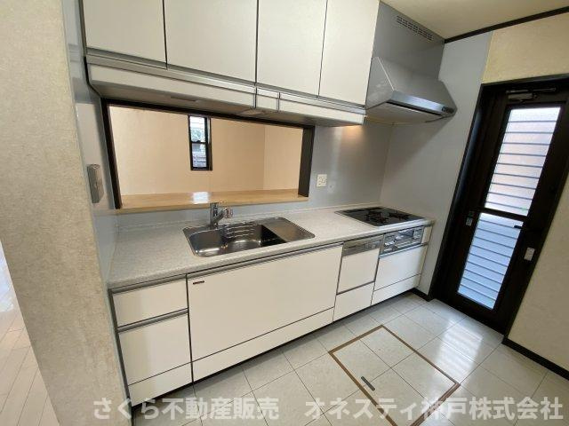 神戸市西区井吹台東町５丁目戸建のキッチン|ディスポーザー付き、食器洗乾燥機付きでの設備が充実したシステムキッチンです！