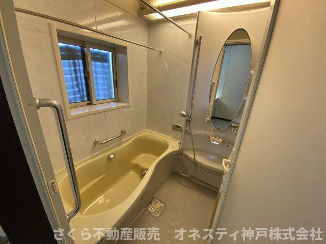 神戸市西区井吹台東町５丁目戸建の浴室|浴室乾燥機付き、窓付きの浴室です。お風呂上りや湿気が気になる季節にも換気良好です！