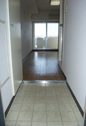 トップルーム新宿公園第2の居間・リビング|明るい玄関です　※反転タイプ