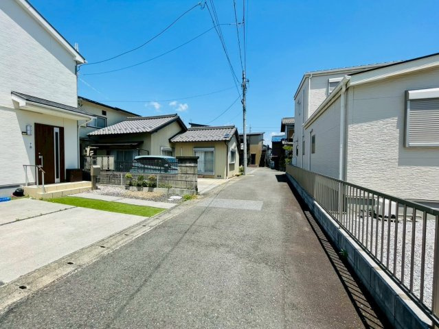 中古戸建　岐阜市旦島中町2丁目　平成27年築の前面道路含む現地写真