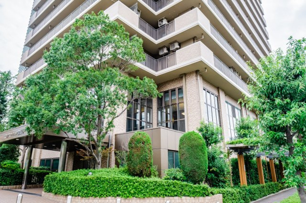 【外観】 | 【基壇部外観】緑豊かな植栽を配した、自然を感じることのできるエクステリアです。