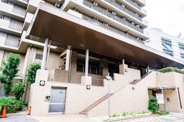 【外観】 | 【基壇部外観】駐車場入り口横です。ブラウンを基調とした美しい外観です。