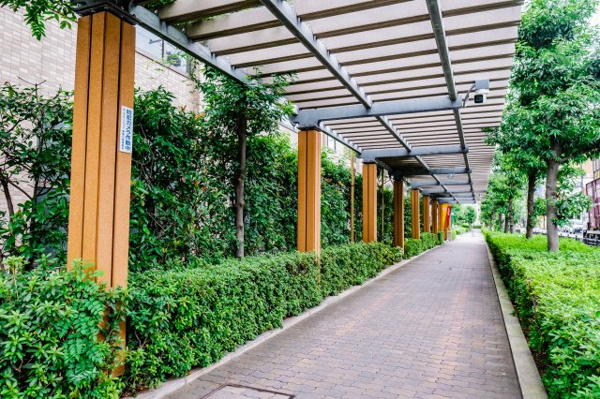 【その他共用部分】 | 【共用部分】敷地内通路です。きちんと管理されており、常に清潔感があります。