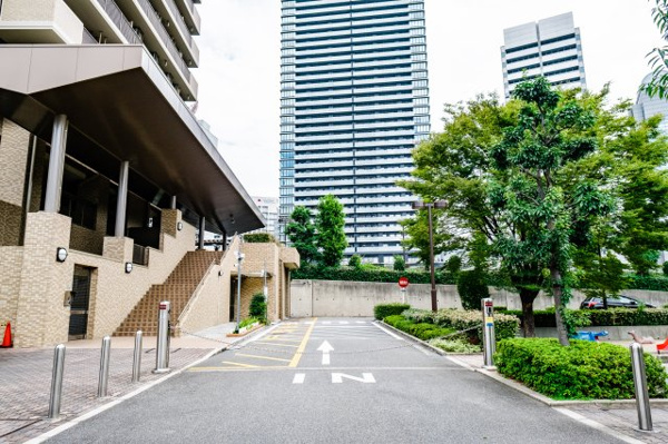 【駐車場】 | 【敷地内駐車場入り口】ゆとりがあり、入庫もラクラク。チェーンゲート付きで安心です。