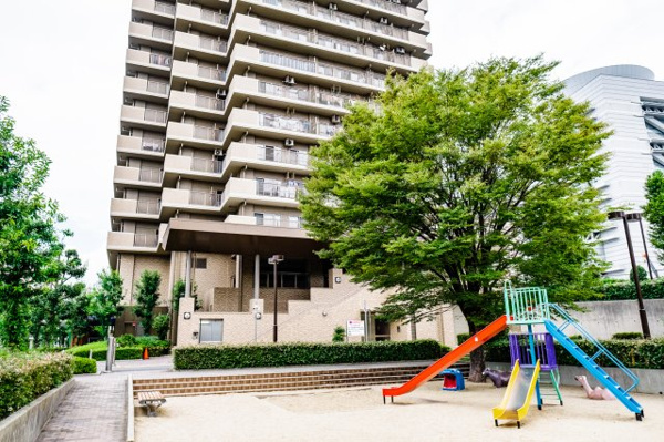 【周辺】 | 【周辺】すぐそばに公園があり、お子様をのびのびと遊ばせられます。