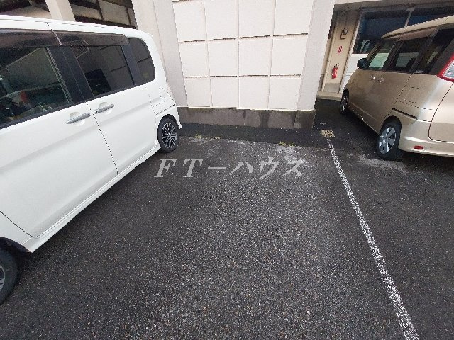 スカイハイツ窪田の駐車場