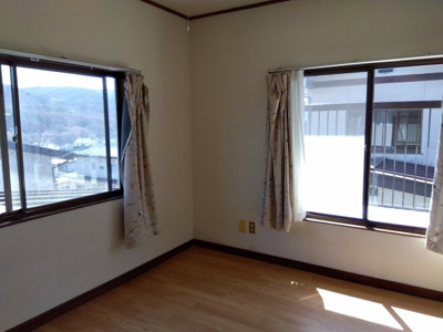 【洋室】 | 川岸中１丁目貸家 | 2階洋室６帖　窓2面あり