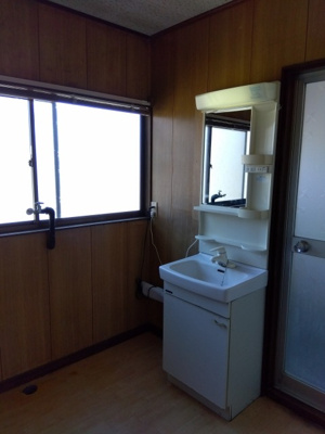 【洗面所】 | 川岸中１丁目貸家 | 洗面脱衣所　洗面台と洗濯機置き場