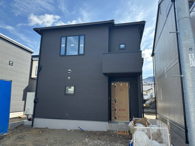 安佐南区伴東8丁目 No.2の玄関|屋根付き玄関ポーチ☆
外からは覗かれにくい構造になってプライバシーもしっかり守られます♪